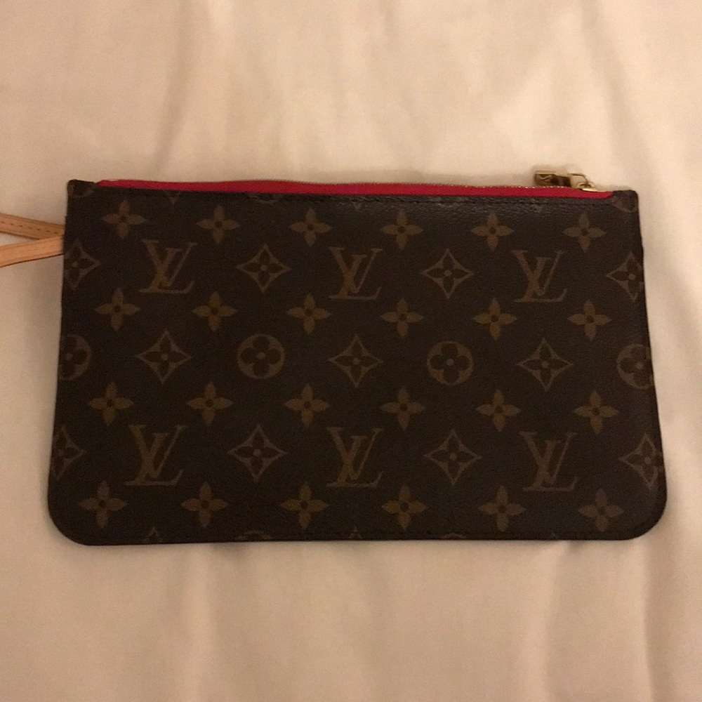 Never full Wristlet pink lining